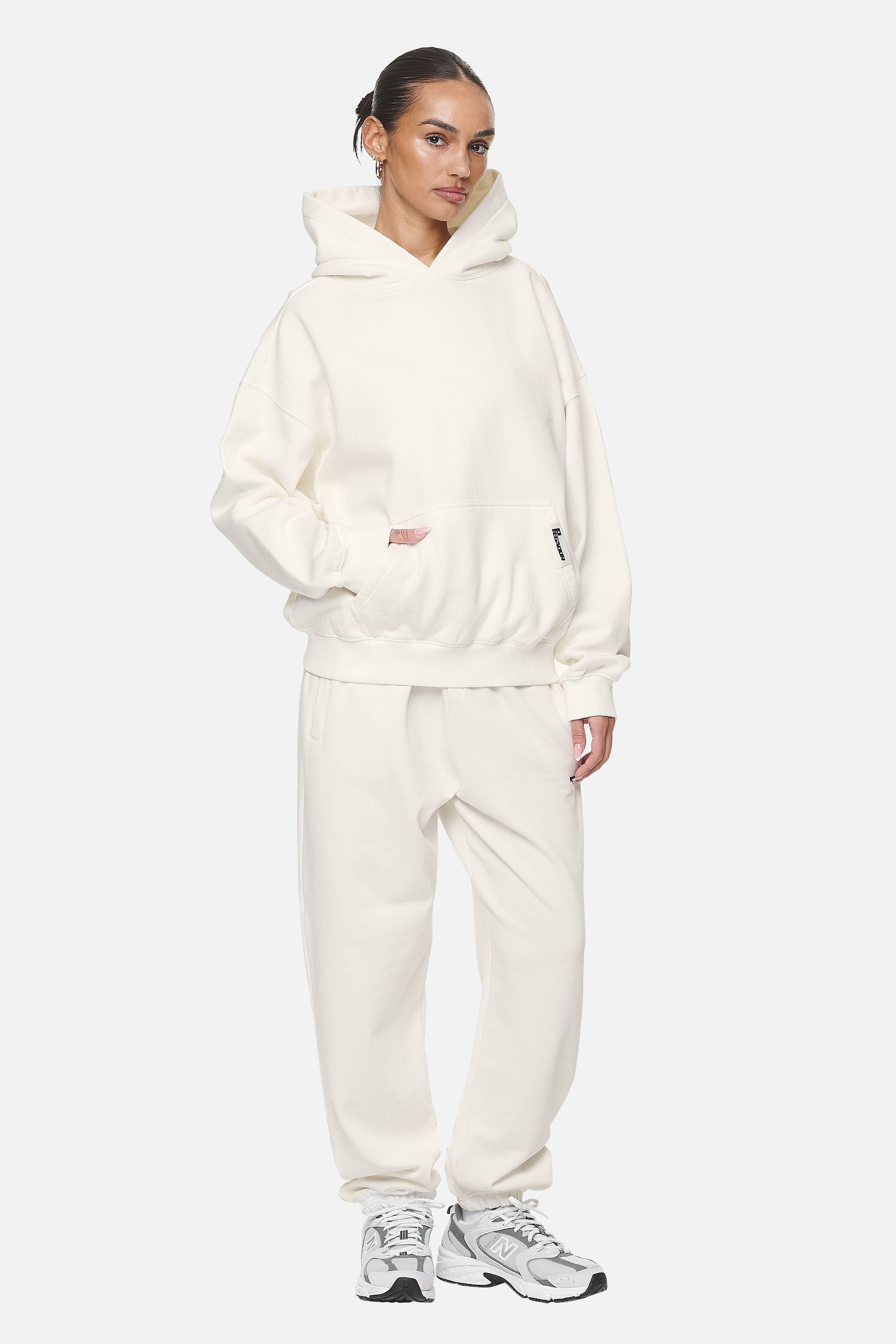 Pegador Mina Oversized Hoodie Washed Coconut Milk Ganzkörper Bild aus der Never Too Late Kollektion für DaHerren