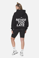 Pegador Airville Oversized Hoodie Black Detailshot aus der Never Too Late Kollektion für DaHerren