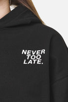 Pegador Airville Oversized Hoodie Black Detailshot aus der Never Too Late Kollektion für DaHerren