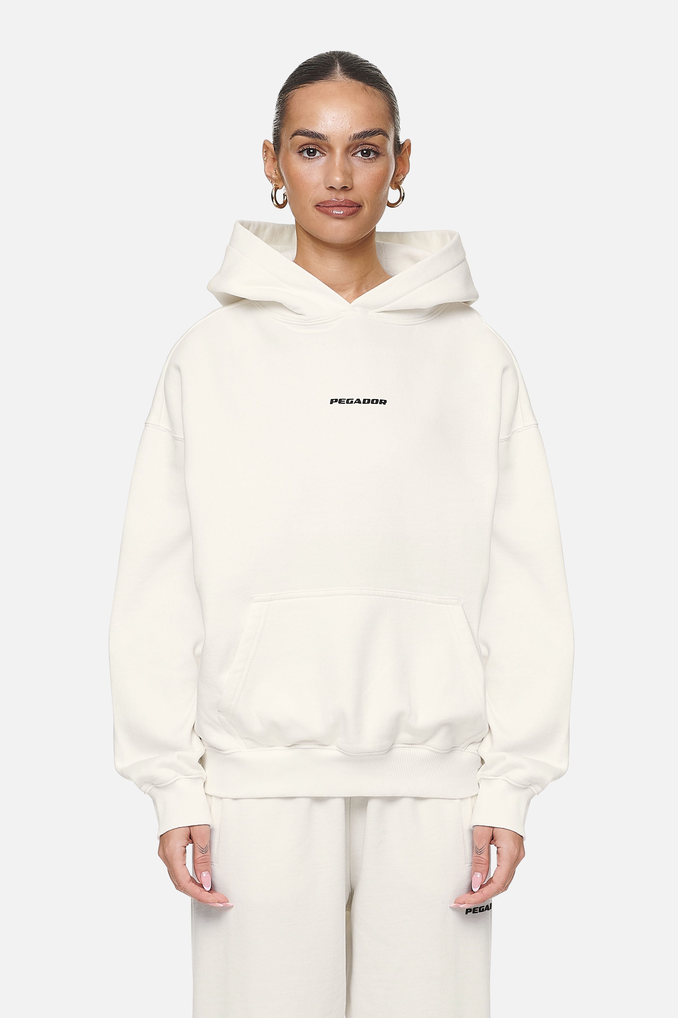 Pegador Clarita Logo Oversized Hoodie Washed Coconut Milk Black Gum Hauptansicht aus der Never Too Late Kollektion für DaHerren