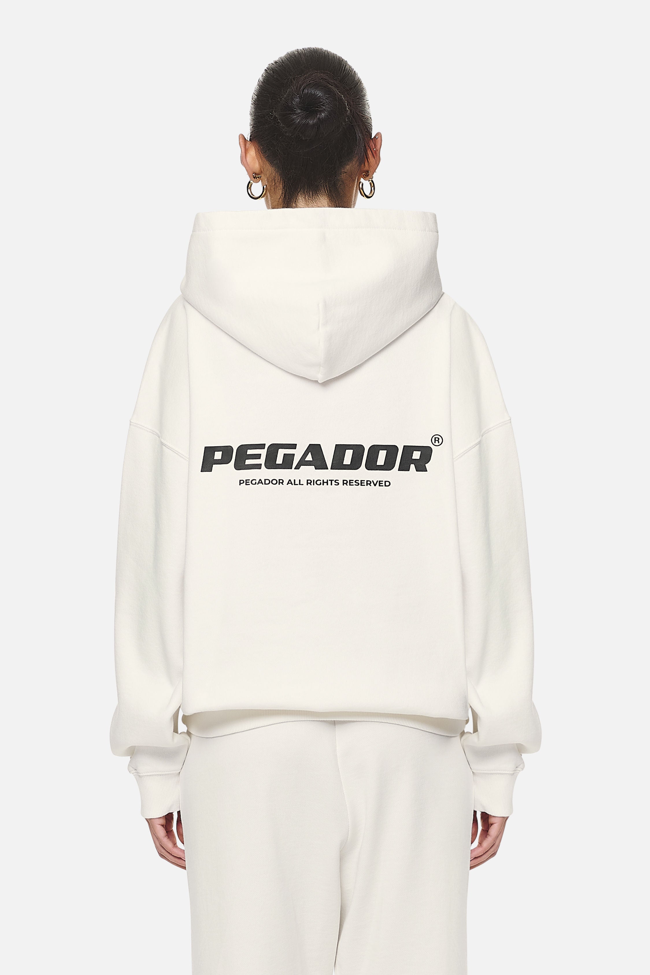 Pegador Atna Logo Oversized Hoodie Washed Coconut Milk Black Hauptansicht aus der Never Too Late Kollektion für DaHerren