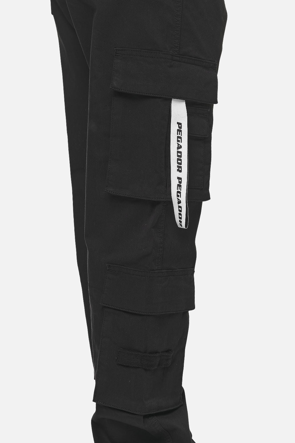 Pegador Tanami Wide Cargo Pants Black Detailshot aus der Never Too Late Kollektion für DaHerren