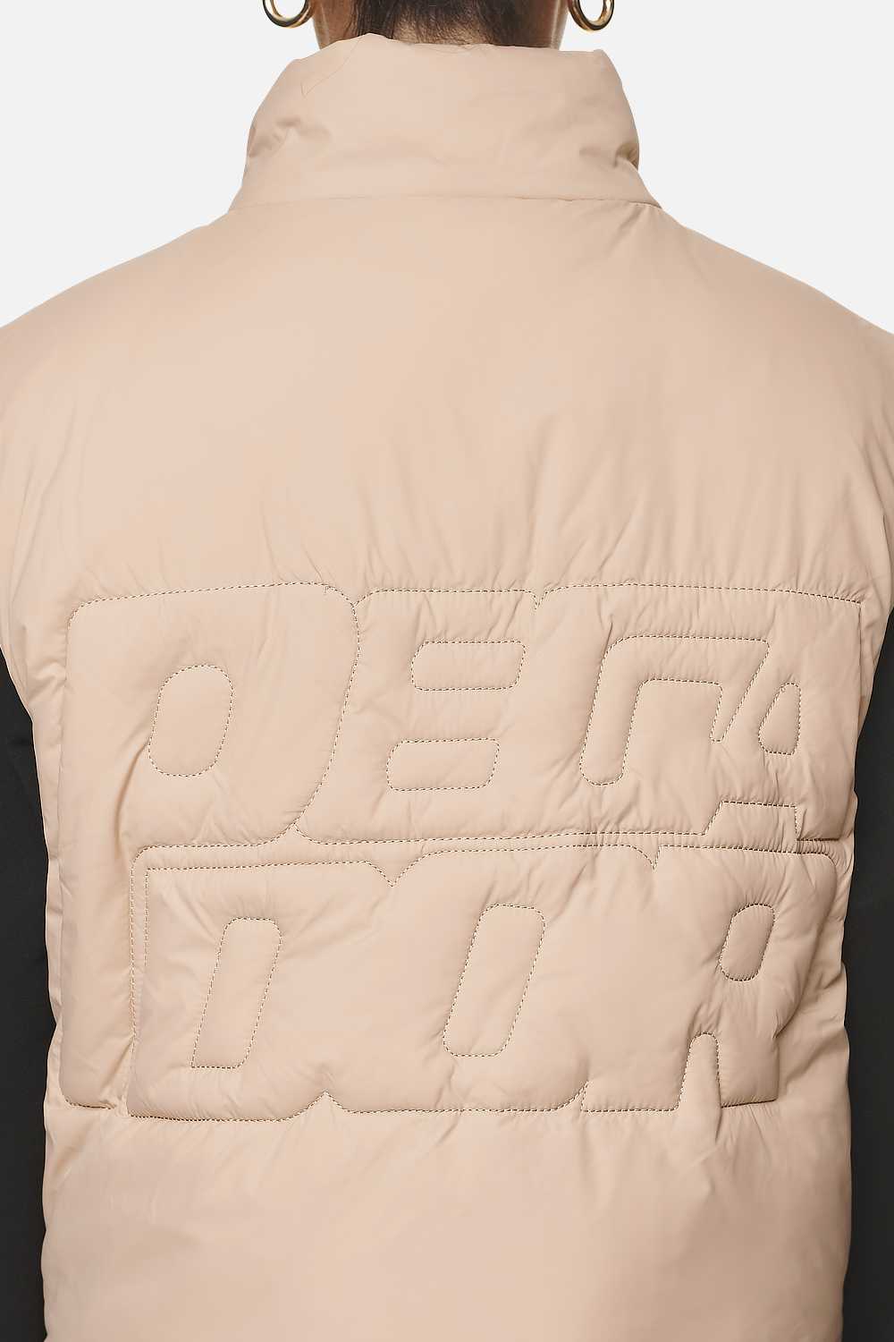 Pegador Wilton Cropped Oversized Vest Safari Sand Detailshot aus der Never Too Late Kollektion für DaHerren