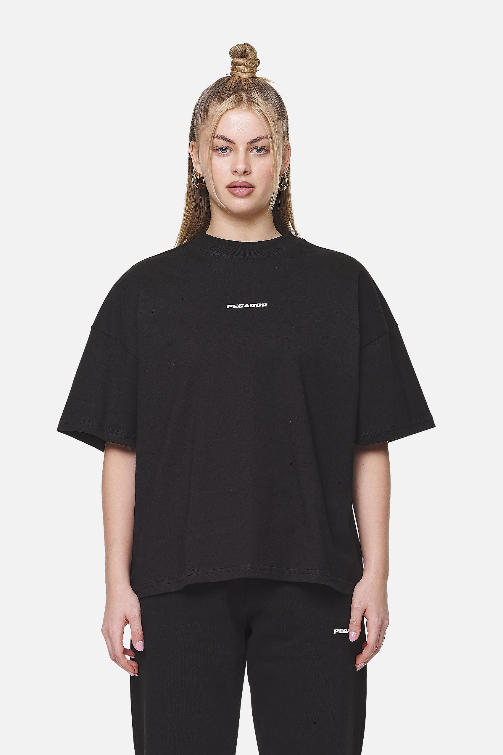 Pegador Arendal Logo Heavy Oversized Tee Black White Seitenansicht aus der Never Too Late Kollektion für DaHerren