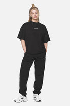 Pegador Arendal Logo Heavy Oversized Tee Black White Ganzkörper Bild aus der Never Too Late Kollektion für DaHerren