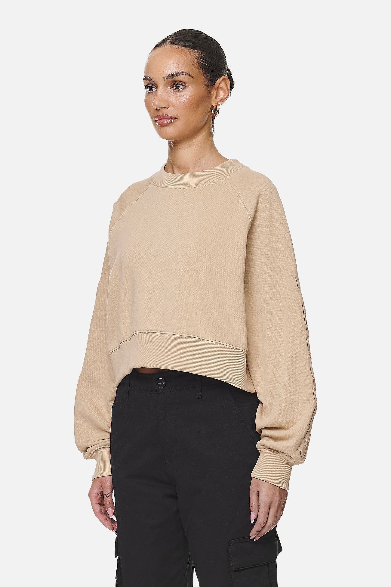 Pegador Kintore Cropped Oversized Raglan Sweater Washed Safari Sand Seitenansicht aus der Never Too Late Kollektion für DaHerren