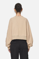 Pegador Kintore Cropped Oversized Raglan Sweater Washed Safari Sand Detailshot aus der Never Too Late Kollektion für DaHerren