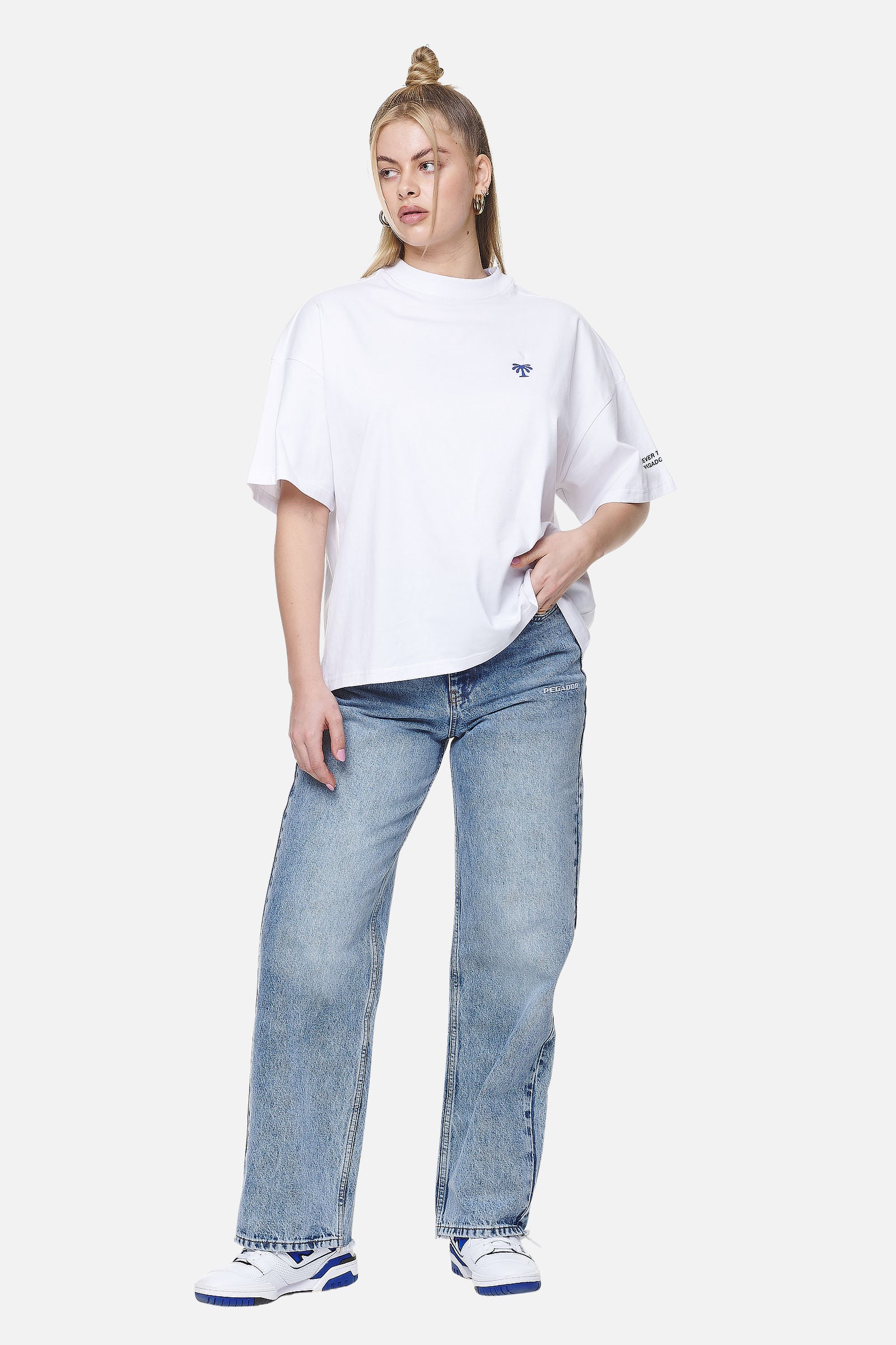 Pegador Palmyra Heavy Oversized Tee White Ganzkörper Bild aus der Never Too Late Kollektion für DaHerren