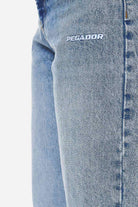 Pegador Allora Wide Jeans Bright Denim Blue Detailshot aus der Never Too Late Kollektion für DaHerren