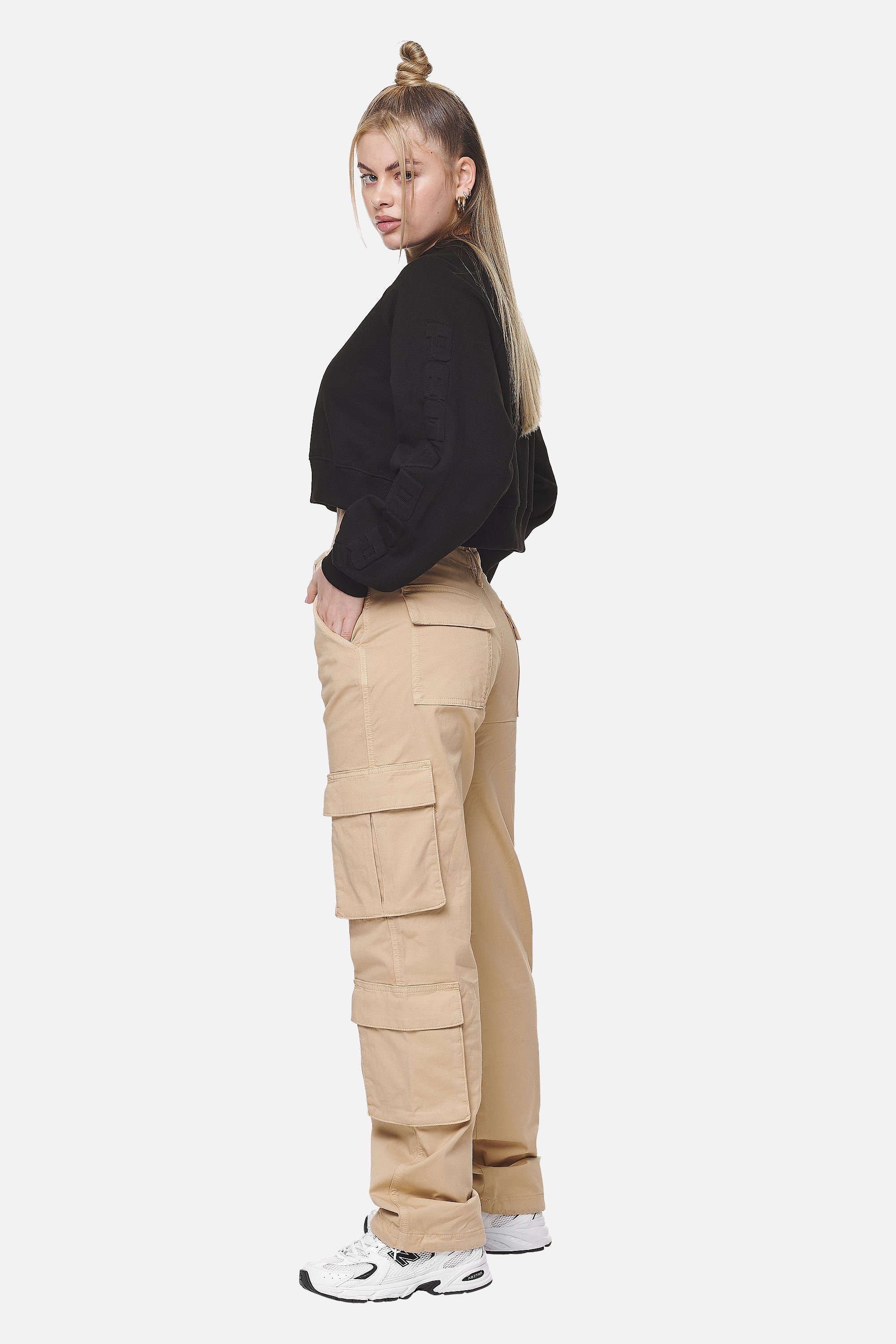 Pegador Tanami Wide Cargo Pants Washed Safari Sand Ganzkörper Bild aus der Never Too Late Kollektion für DaHerren