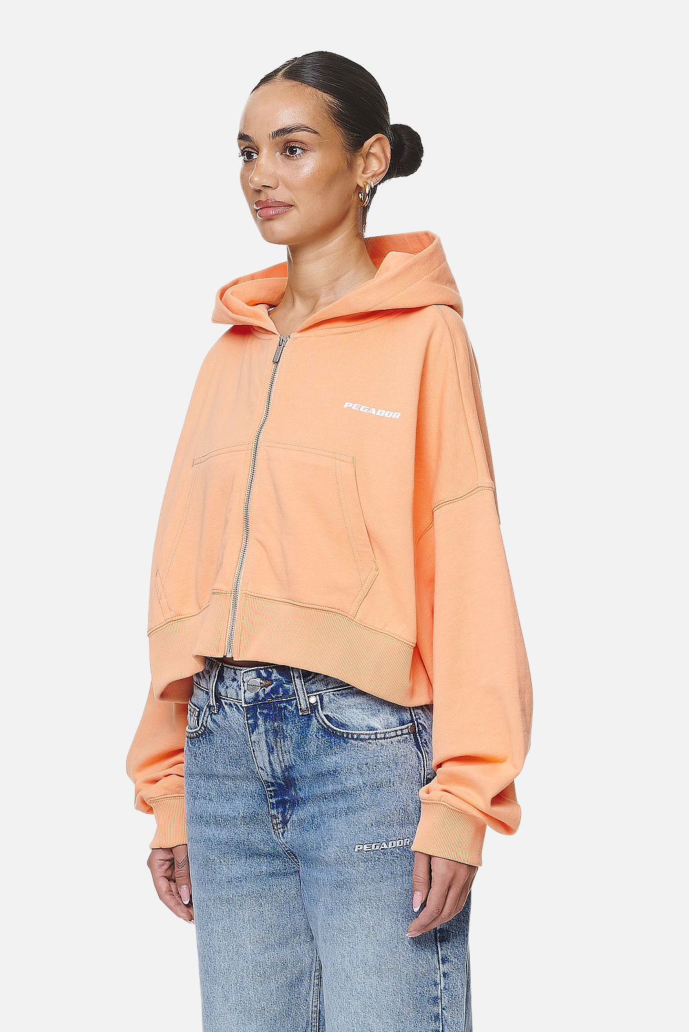 Pegador Marla Cropped Zip Hoodie Washed Apricot White Gum Seitenansicht aus der Never Too Late Kollektion für DaHerren