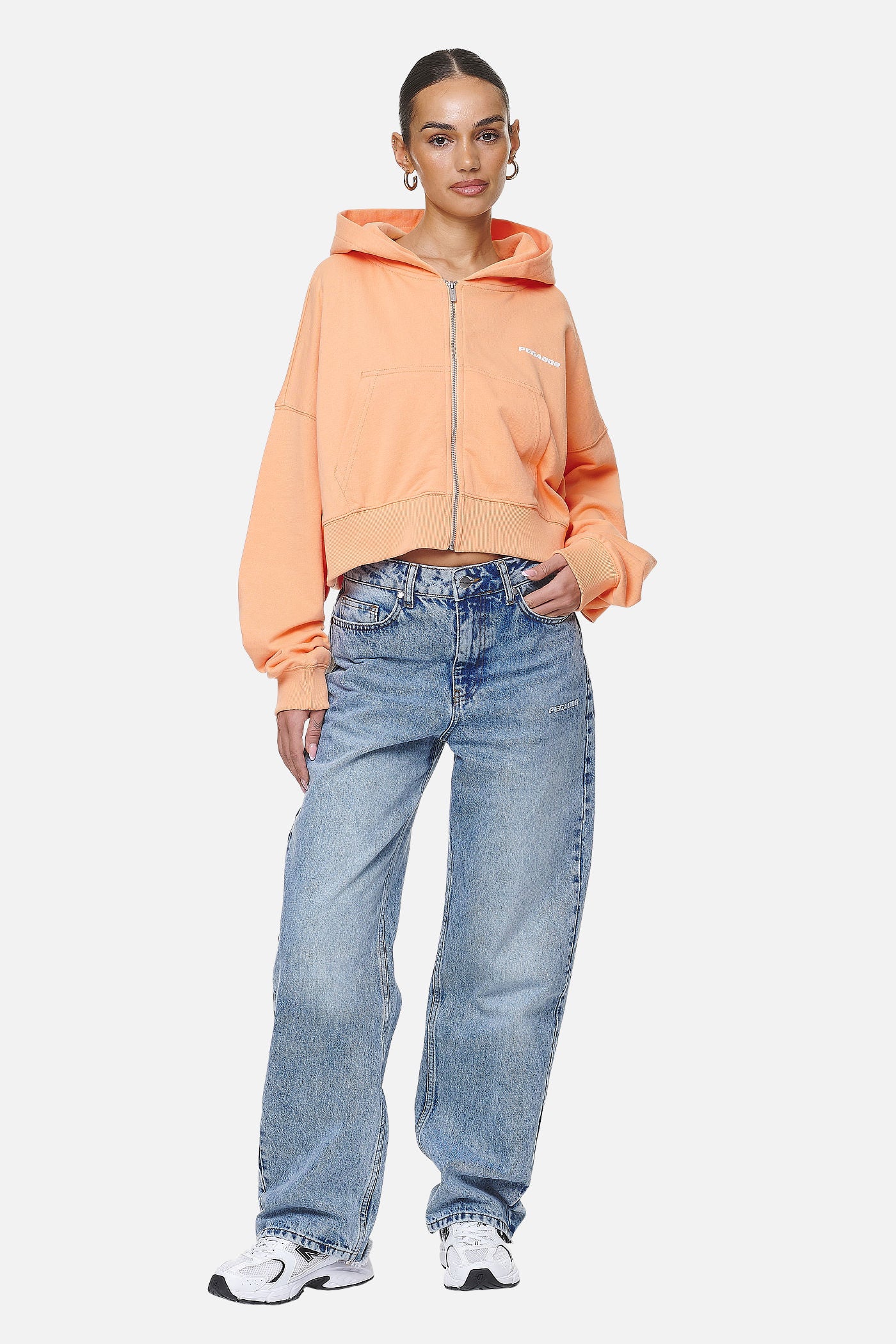 Pegador Marla Cropped Zip Hoodie Washed Apricot White Gum Ganzkörper Bild aus der Never Too Late Kollektion für DaHerren