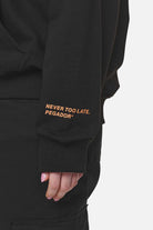 Pegador Palmyra Oversized Hoodie Black Detailshot aus der Never Too Late Kollektion für DaHerren