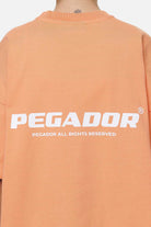 Pegador Arendal Logo Heavy Oversized Tee Washed Apricot White Detailshot aus der Never Too Late Kollektion für DaHerren