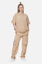 Pegador Airville Heavy Oversized Tee Washed Safari Sand Ganzkörper Bild aus der Never Too Late Kollektion für DaHerren