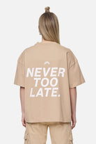 Pegador Airville Heavy Oversized Tee Washed Safari Sand Detailshot aus der Never Too Late Kollektion für DaHerren