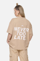 Pegador Airville Heavy Oversized Tee Washed Safari Sand Hauptansicht aus der Never Too Late Kollektion für DaHerren