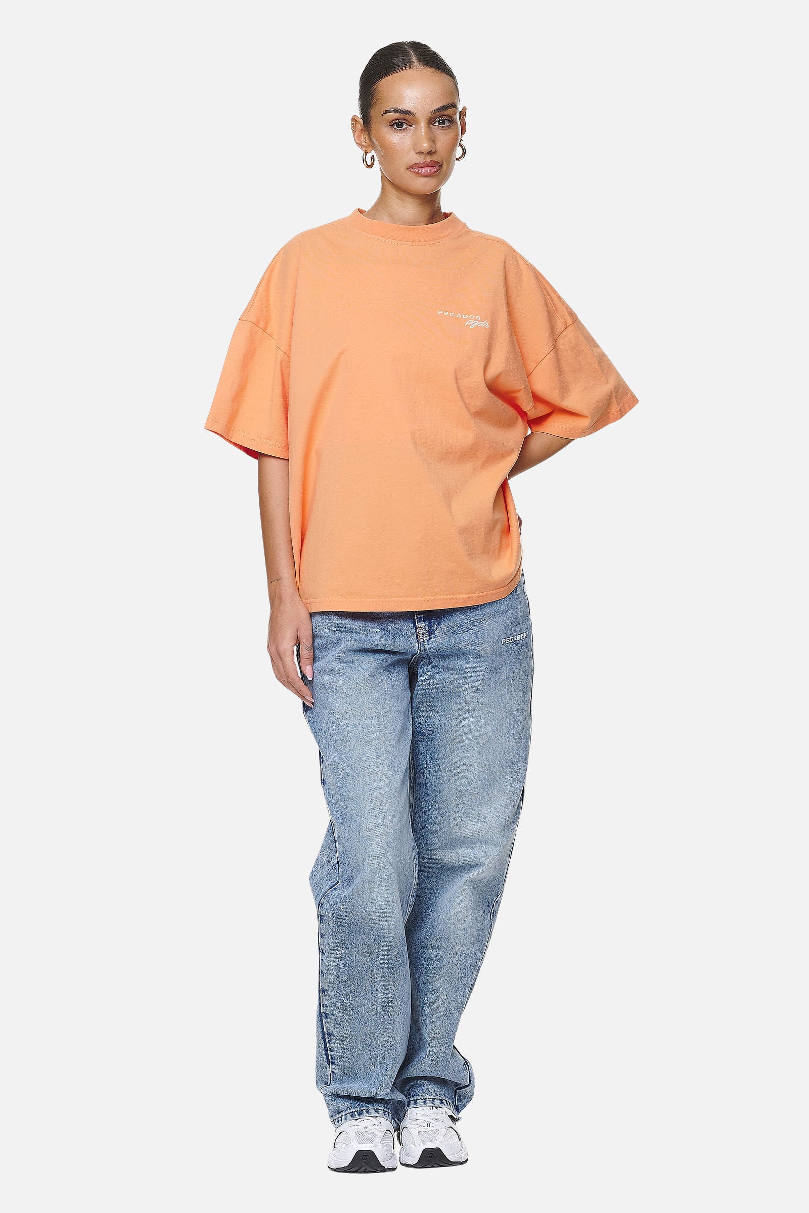 Pegador Berri Heavy Oversized Tee Washed Apricot Ganzkörper Bild aus der Never Too Late Kollektion für DaHerren