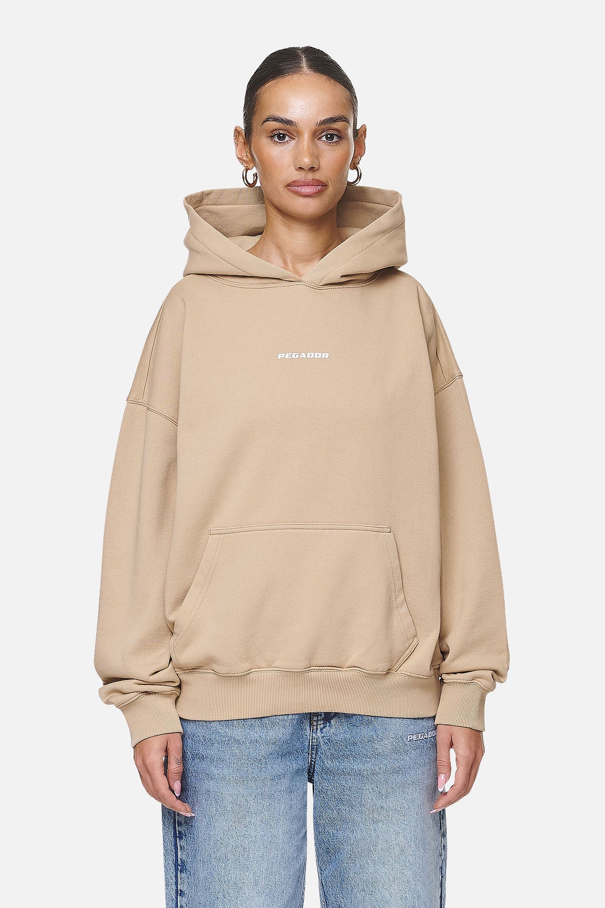 Pegador Atna Logo Oversized Hoodie Washed Safari Sand White Seitenansicht aus der Never Too Late Kollektion für DaHerren