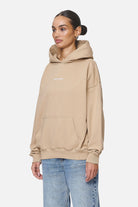 Pegador Atna Logo Oversized Hoodie Washed Safari Sand White Gegenansicht aus der Never Too Late Kollektion für DaHerren