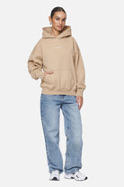 Pegador Atna Logo Oversized Hoodie Washed Safari Sand White Ganzkörper Bild aus der Never Too Late Kollektion für DaHerren