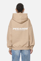 Pegador Atna Logo Oversized Hoodie Washed Safari Sand White Hauptansicht aus der Never Too Late Kollektion für DaHerren