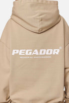 Pegador Atna Logo Oversized Hoodie Washed Safari Sand White Detailshot aus der Never Too Late Kollektion für DaHerren