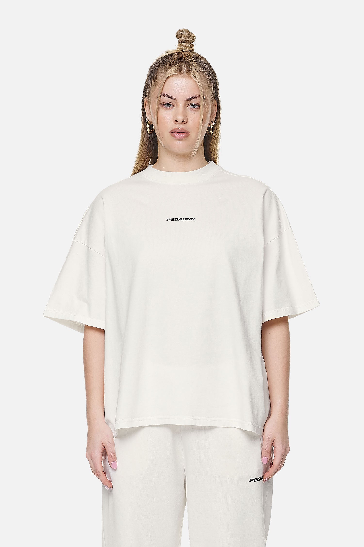 Pegador Arendal Logo Heavy Oversized Tee Washed Coconut Milk Black Seitenansicht aus der Never Too Late Kollektion für DaHerren