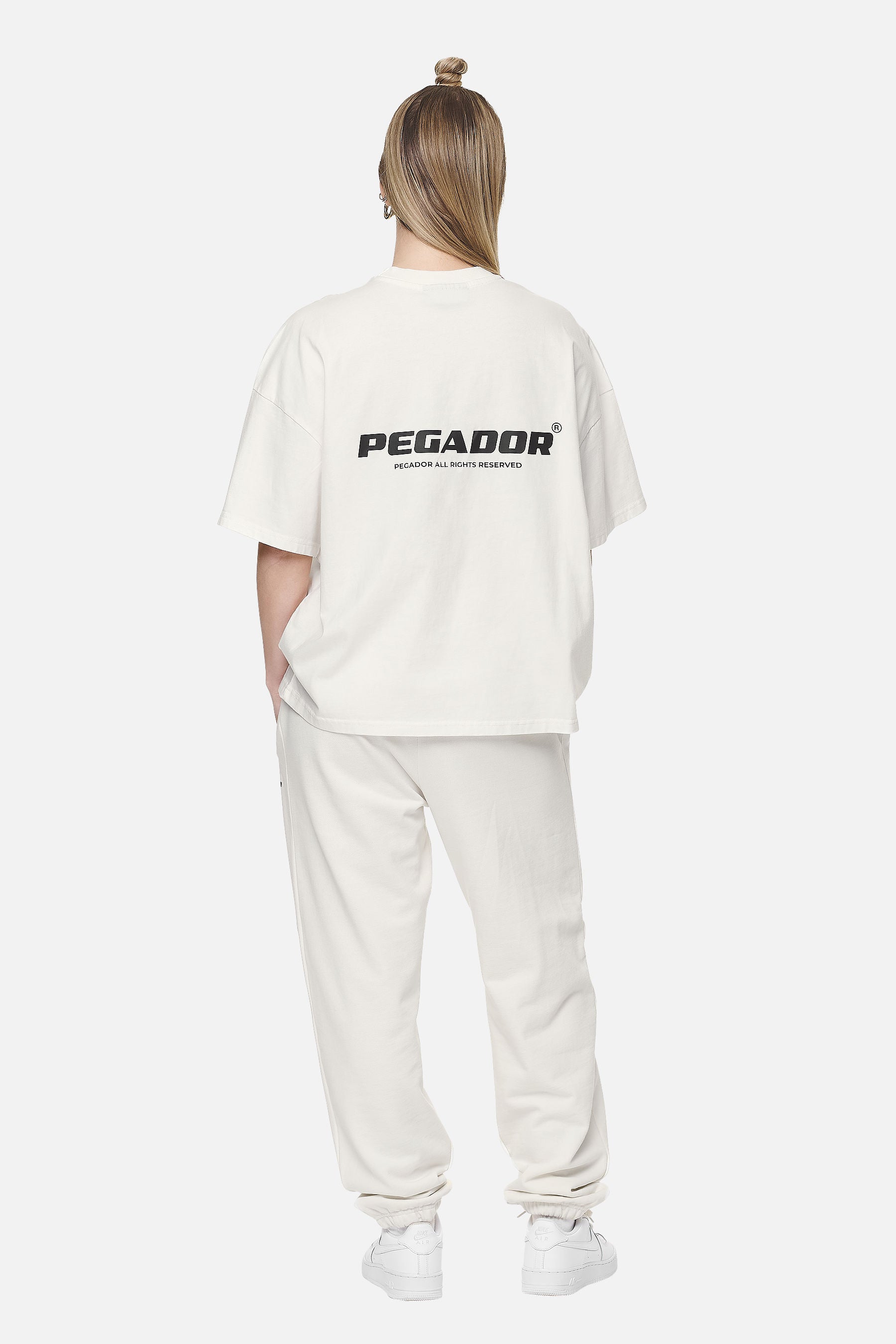 Pegador Arendal Logo Heavy Oversized Tee Washed Coconut Milk Black Detailshot aus der Never Too Late Kollektion für DaHerren