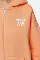 Pegador Airville Oversized Zip Hoodie Washed Apricot Detailshot aus der Never Too Late Kollektion für DaHerren