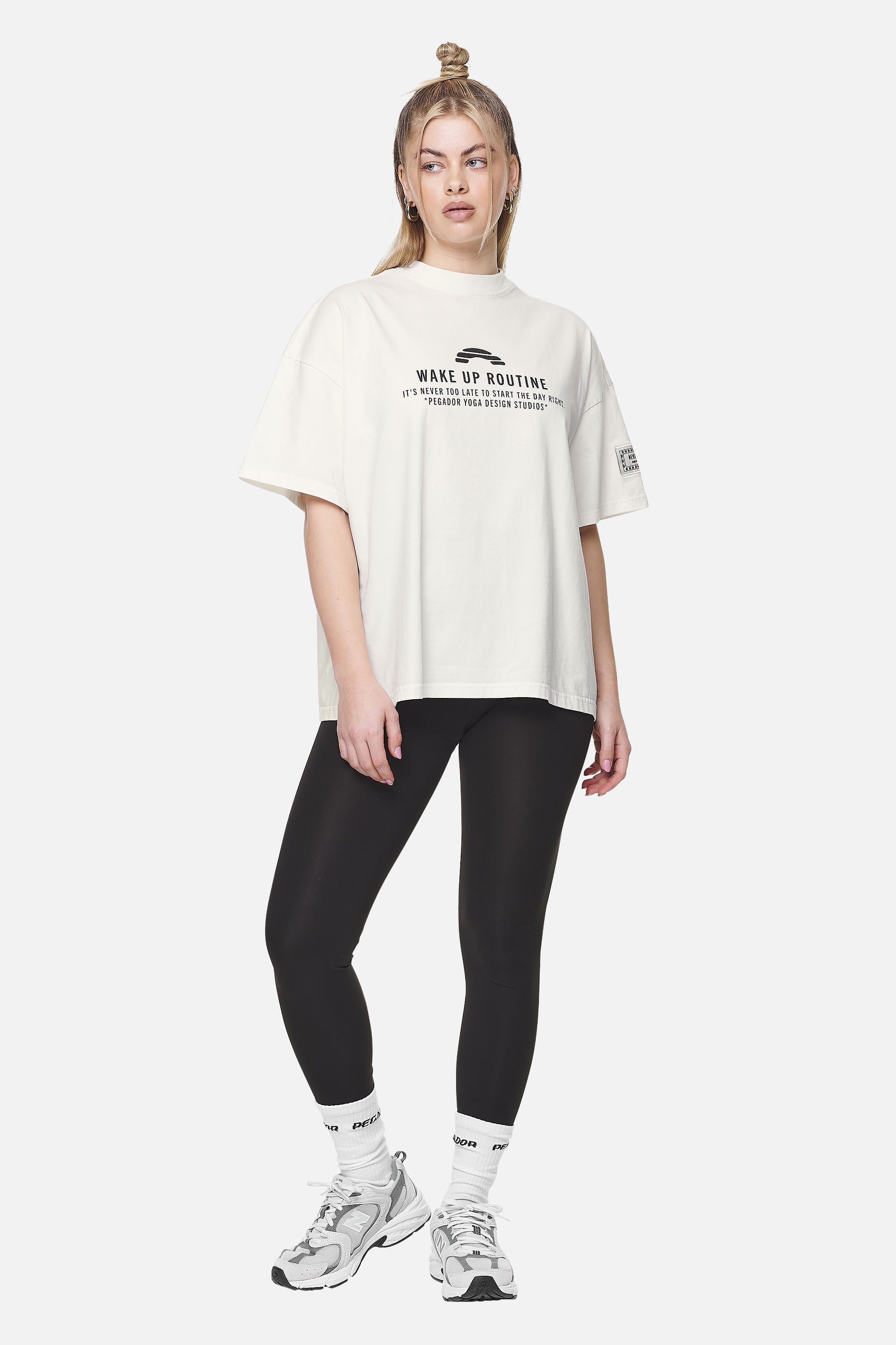 Pegador Idalia Heavy Oversized Tee Washed Coconut Milk Ganzkörper Bild aus der Never Too Late Kollektion für DaHerren