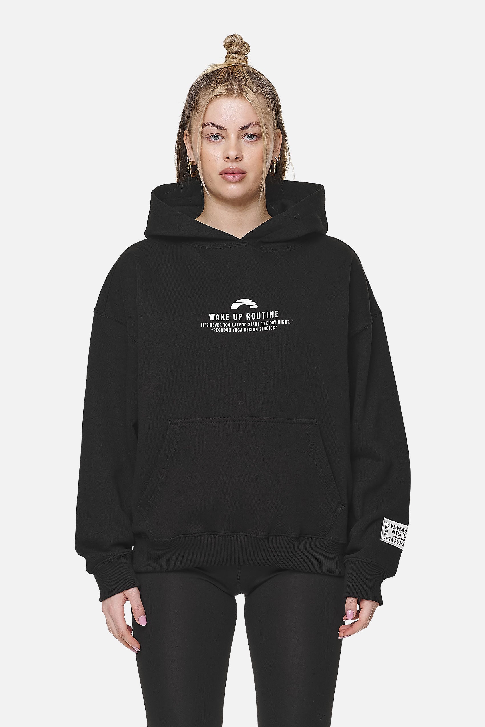 Pegador Idalia Oversized Hoodie Black Seitenansicht aus der Never Too Late Kollektion für DaHerren