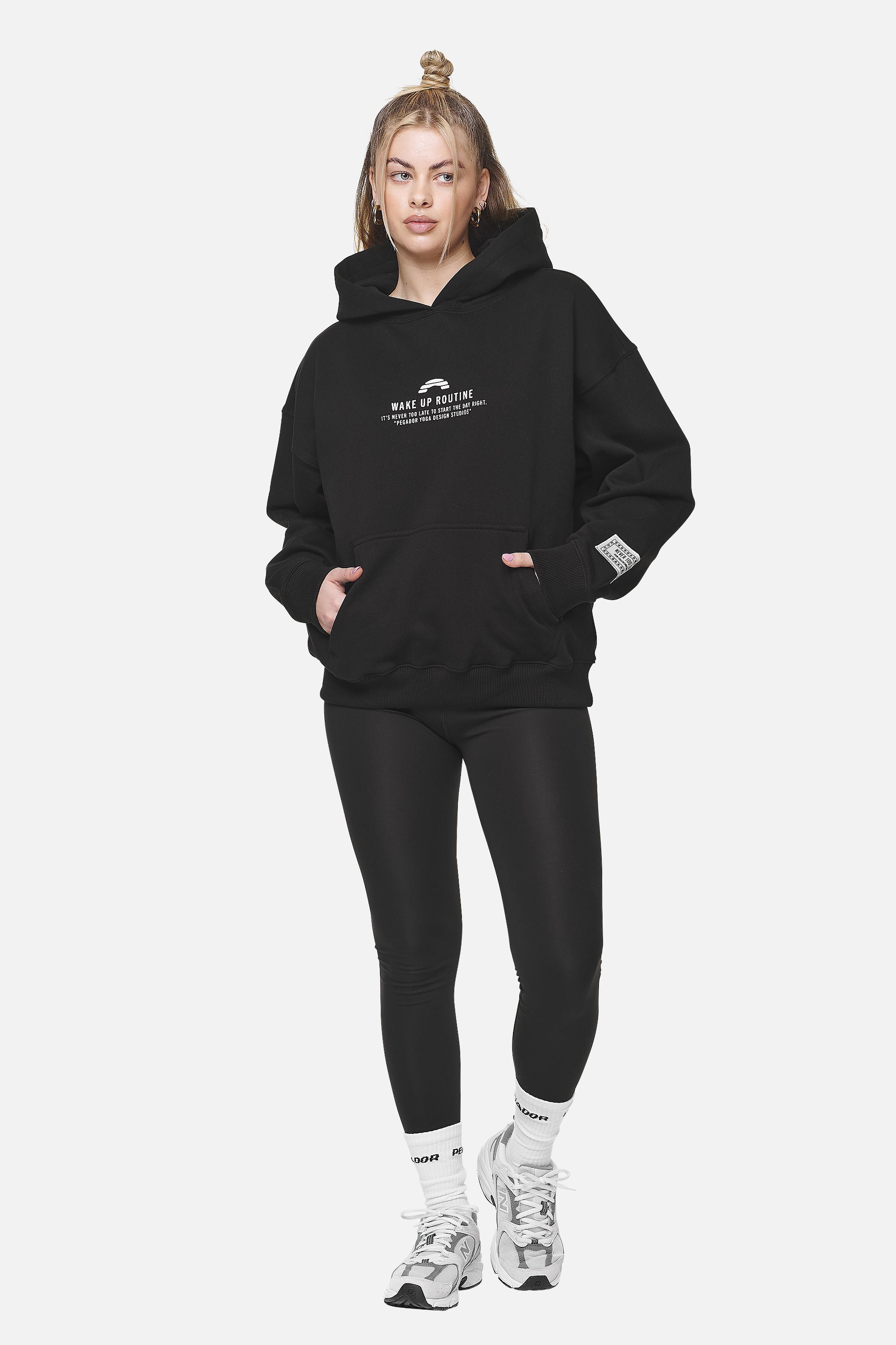 Pegador Idalia Oversized Hoodie Black Ganzkörper Bild aus der Never Too Late Kollektion für DaHerren