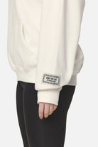 Pegador Idalia Oversized Hoodie Washed Coconut Milk Detailshot aus der Never Too Late Kollektion für DaHerren