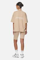 Pegador Paluma Heavy Oversized Tee Washed Safari Sand Ganzkörper Bild aus der Never Too Late Kollektion für DaHerren