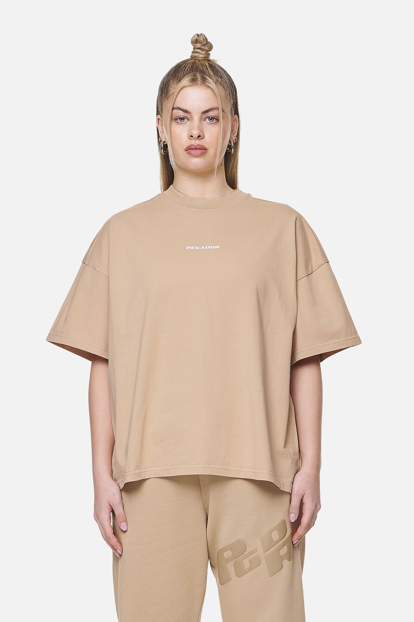 Pegador Arendal Logo Heavy Oversized Tee Washed Safari Sand White Seitenansicht aus der Never Too Late Kollektion für DaHerren