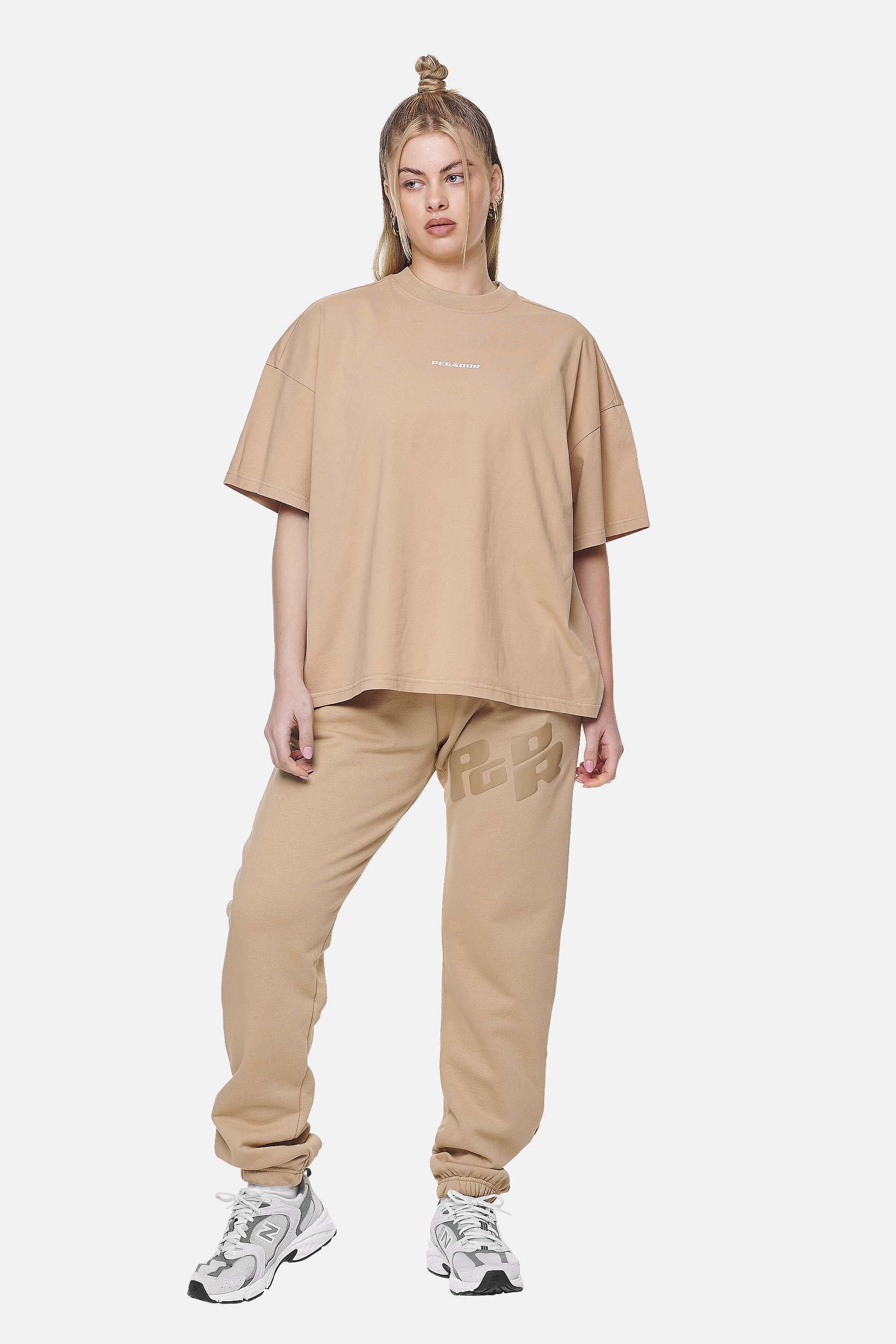 Pegador Arendal Logo Heavy Oversized Tee Washed Safari Sand White Ganzkörper Bild aus der Never Too Late Kollektion für DaHerren