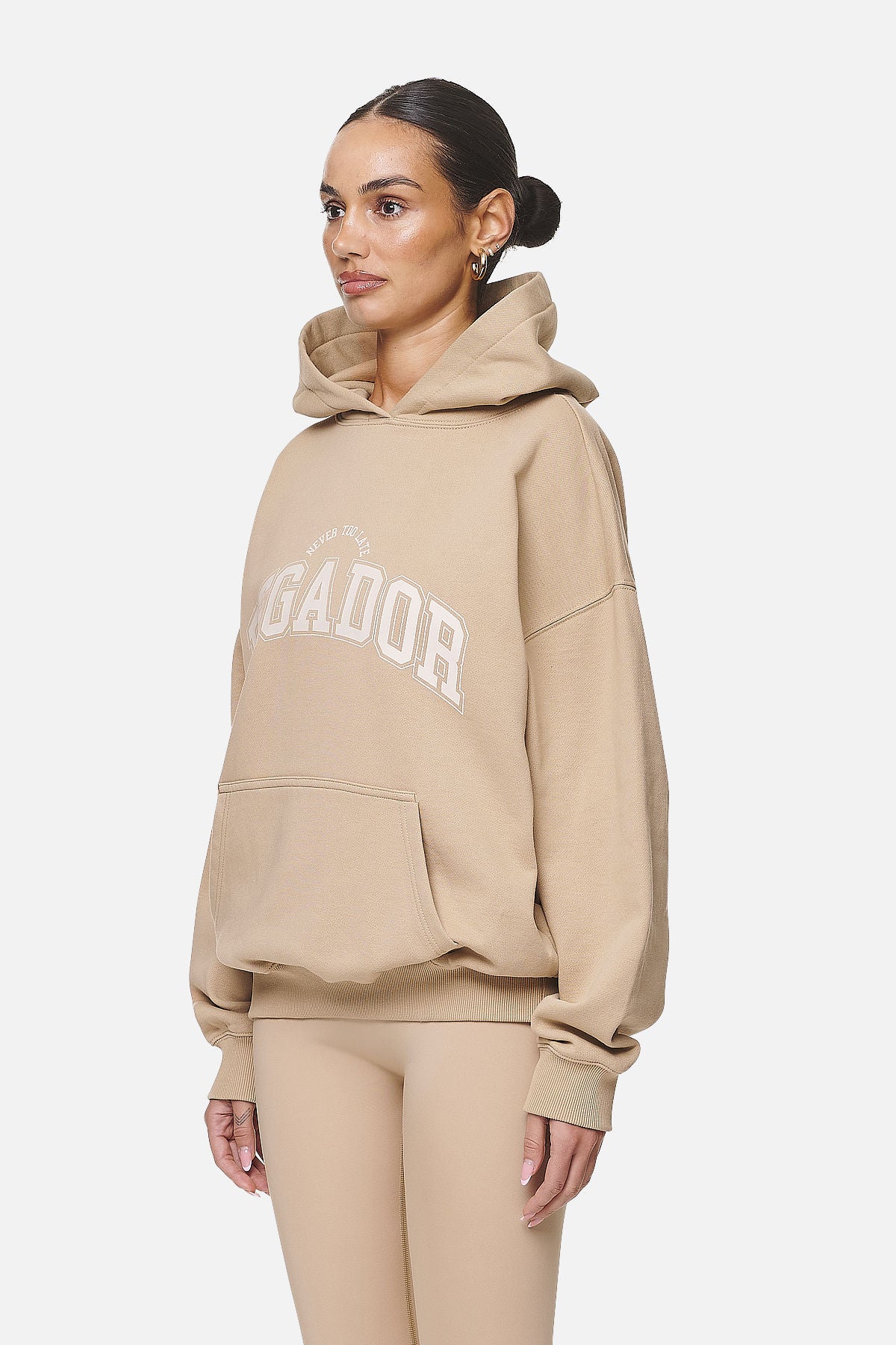 Pegador Wayruna Oversized Hoodie Washed Safari Sand Seitenansicht aus der Never Too Late Kollektion für DaHerren