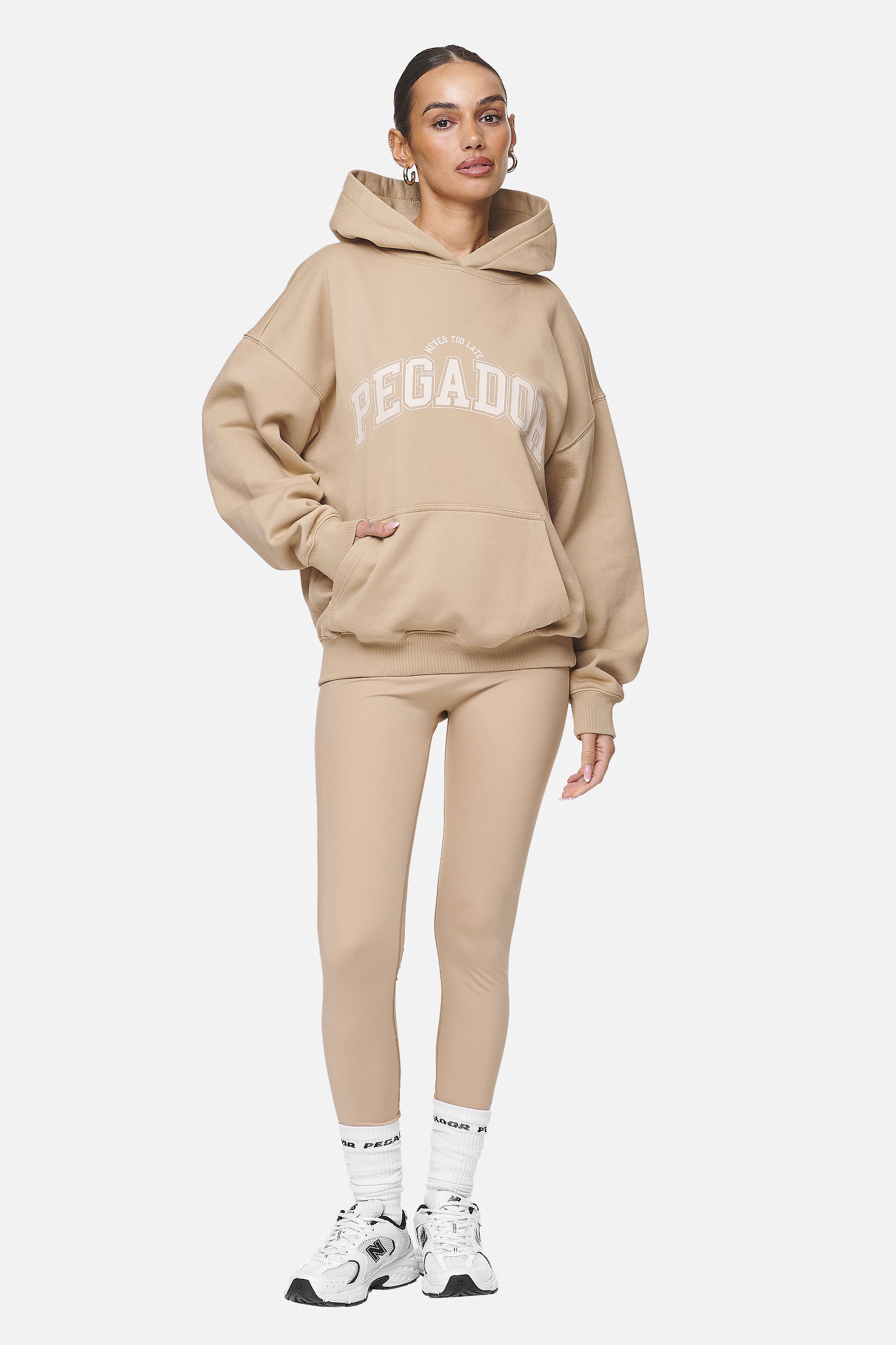 Pegador Wayruna Oversized Hoodie Washed Safari Sand Ganzkörper Bild aus der Never Too Late Kollektion für DaHerren