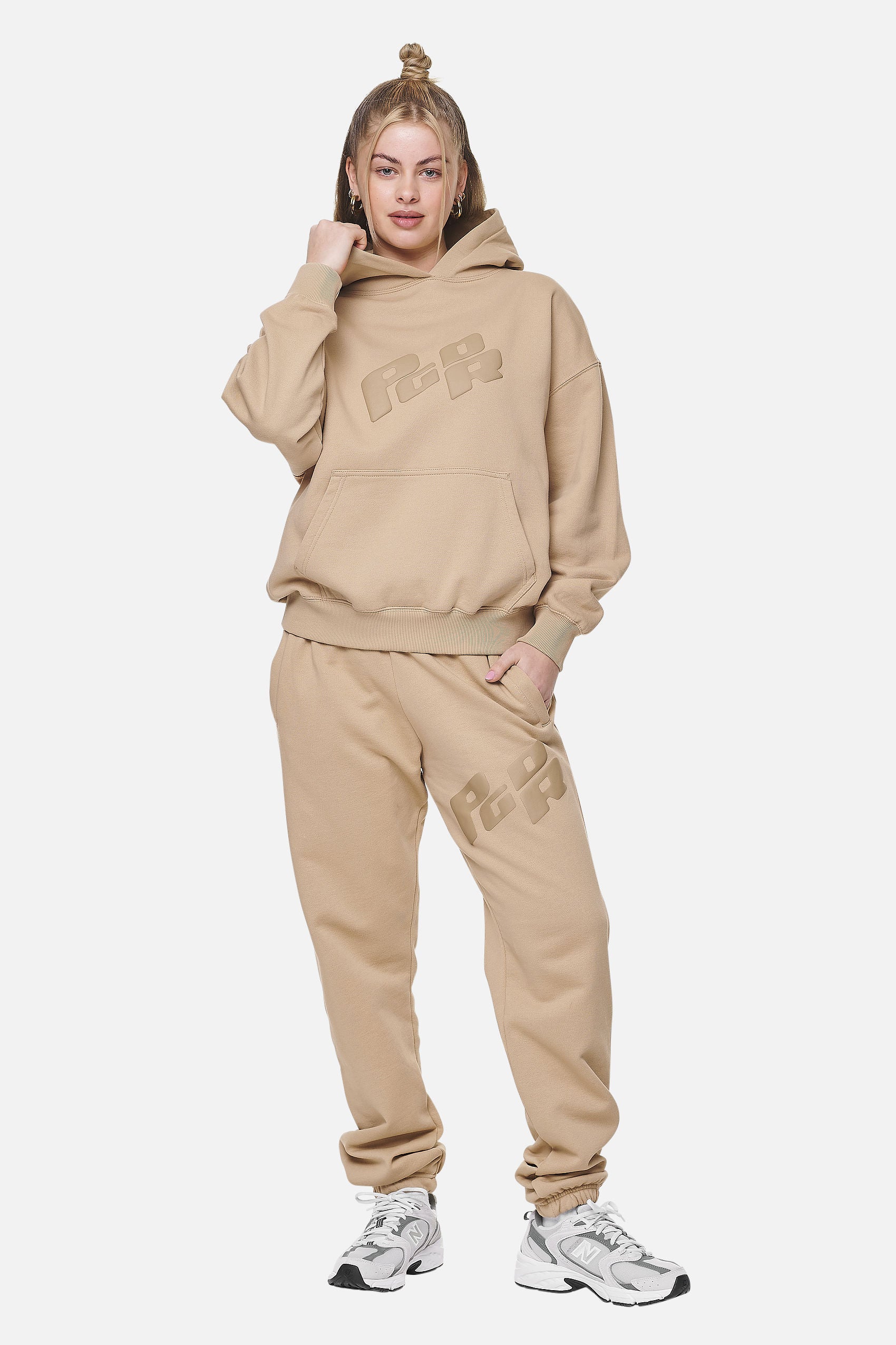 Pegador Julago High Waisted Sweat Pants Washed Safari Sand Ganzkörper Bild aus der Never Too Late Kollektion für DaHerren