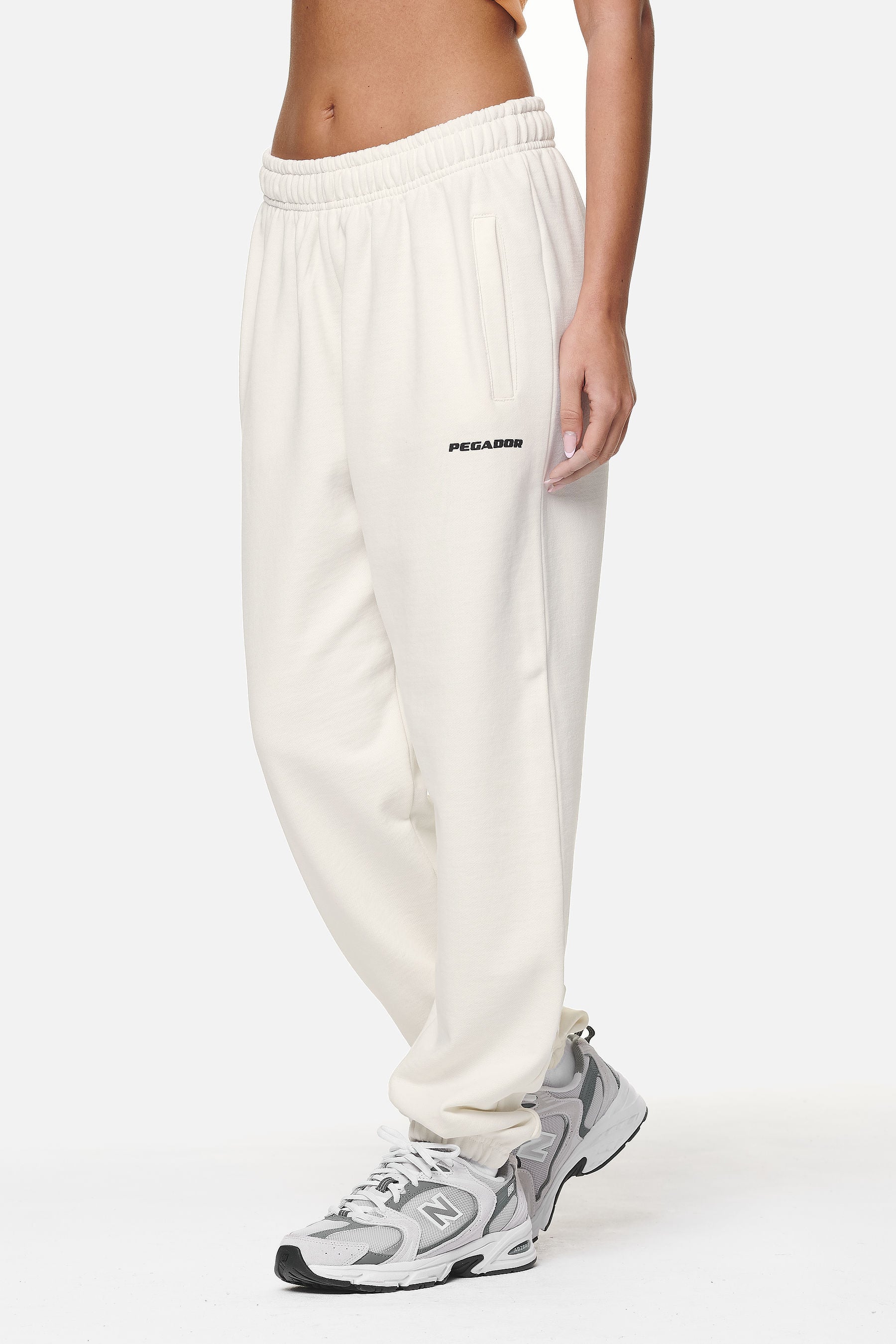 Pegador Villa High Waisted Sweat Pants Washed Coconut Milk Black Gum Hauptansicht aus der Never Too Late Kollektion für DaHerren