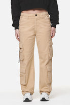 Pegador Tanami Wide Cargo Pants Washed Safari Sand Seitenansicht aus der Never Too Late Kollektion für DaHerren