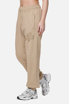 Pegador Julago High Waisted Sweat Pants Washed Safari Sand Seitenansicht aus der Never Too Late Kollektion für DaHerren