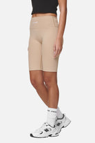 Pegador Jerona Biker Shorts Safari Sand Seitenansicht aus der Never Too Late Kollektion für DaHerren