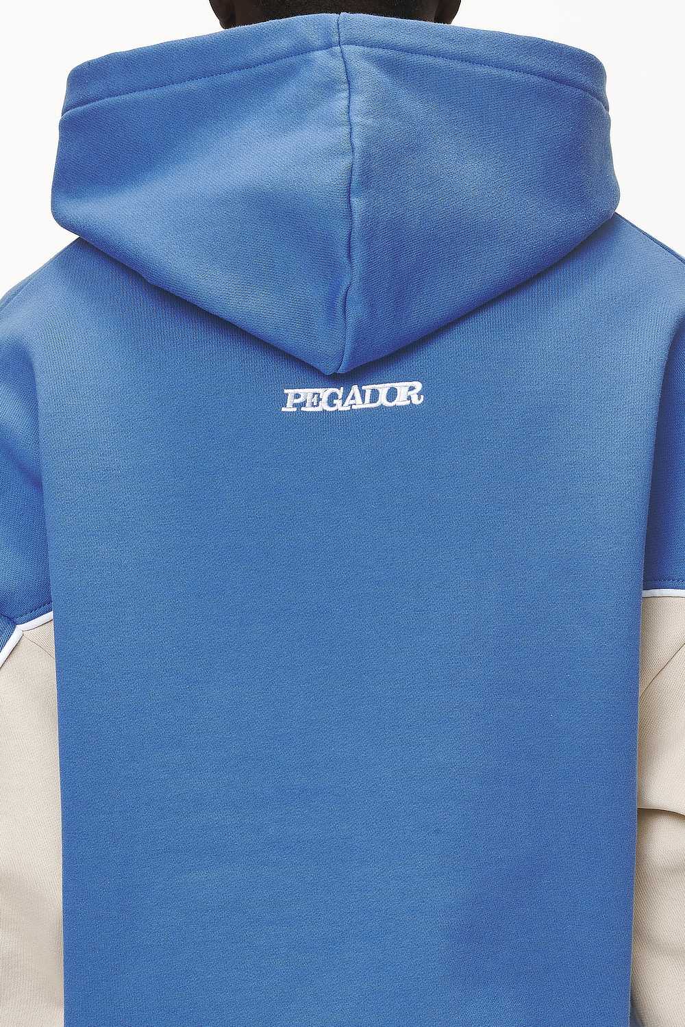 Pegador Farro Boxy Hoodie  Washed Retro Blue Detailshot aus der Never Too Late Kollektion für Herren