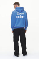 Pegador Bass Oversized Hoodie Washed Retro Blue Detailshot aus der Never Too Late Kollektion für Herren