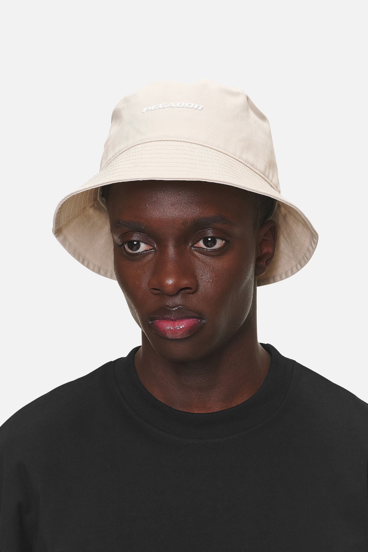 Pegador Logo Bucket Hat Desert Sand White Gegenansicht aus der Never Too Late Kollektion für Herren