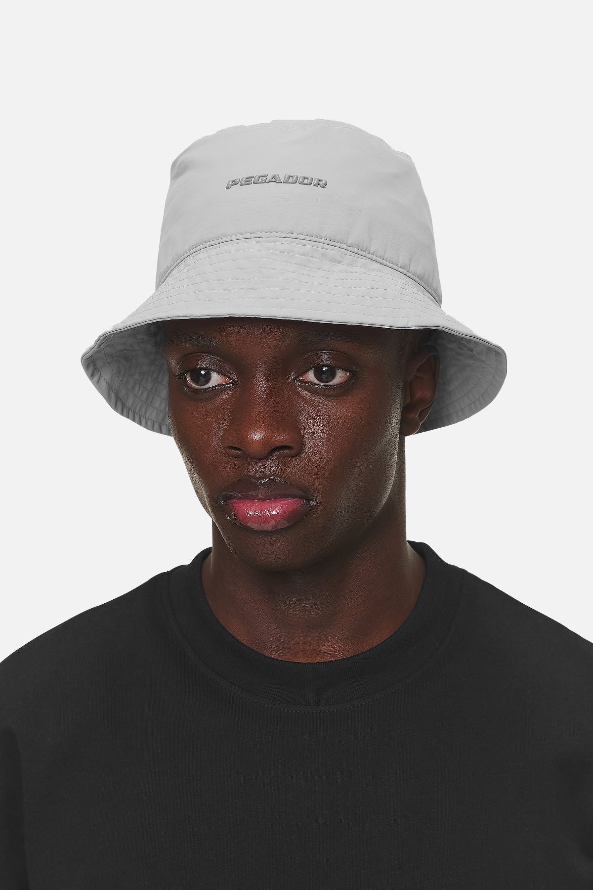 Pegador Logo Nylon Bucket Hat Cool Grey Gegenansicht aus der Never Too Late Kollektion für Herren