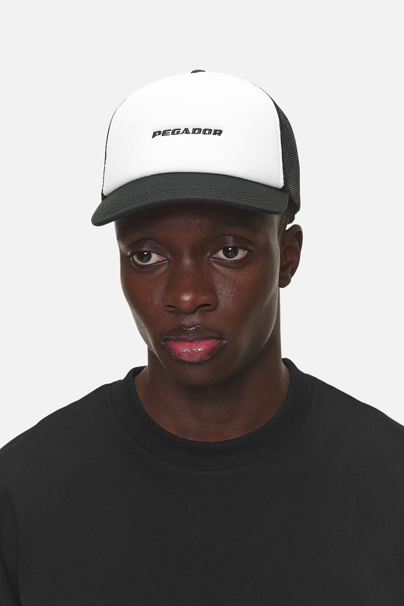 Pegador Logo Baseball Trucker Cap White Black Detailshot aus der Never Too Late Kollektion für Herren