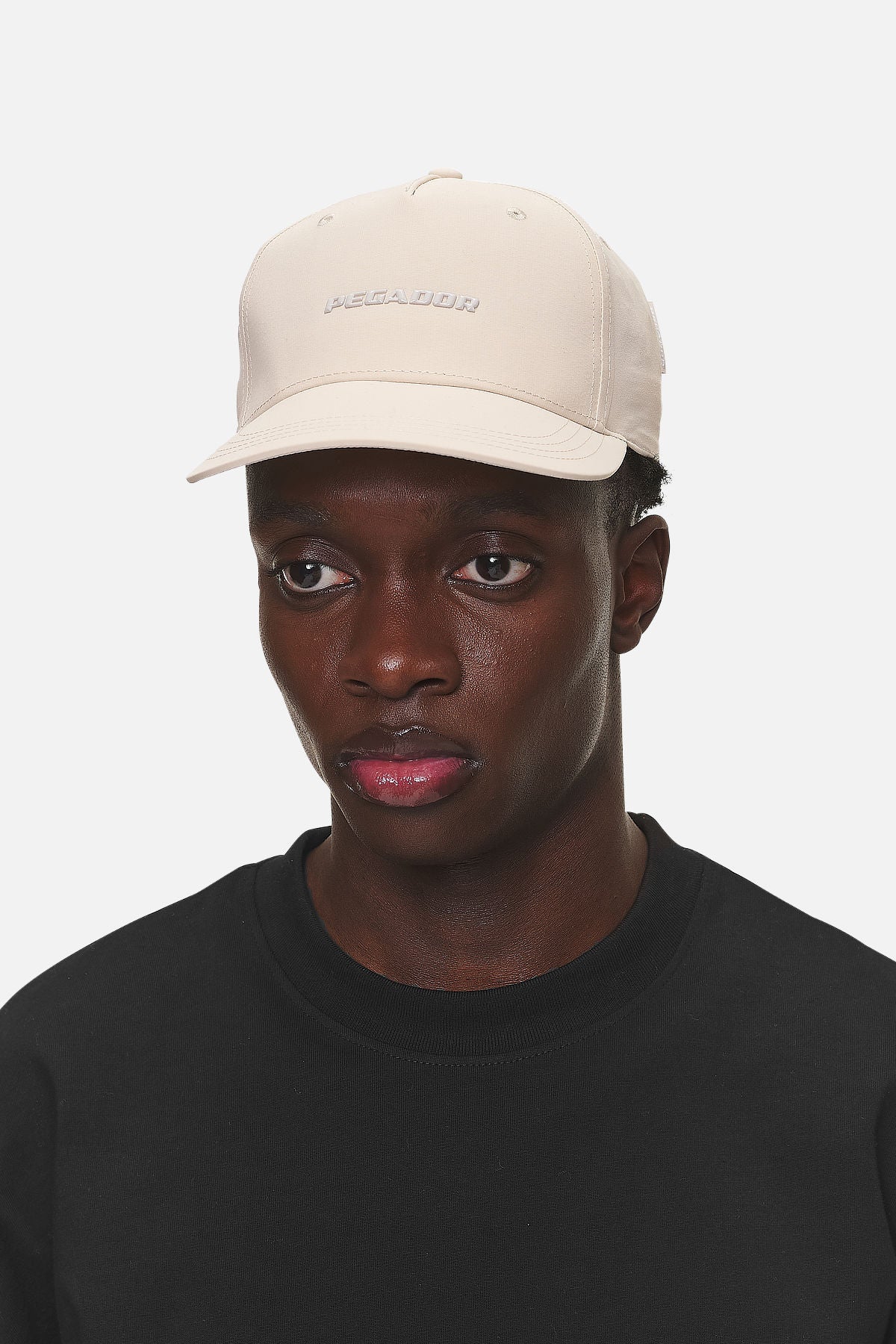 Pegador Logo Crushed Nylon Cap Desert Sand Detailshot aus der Never Too Late Kollektion für Herren